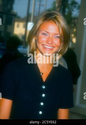 Burbank, California, USA 6. Dezember 1995 Schauspielerin Cameron Diaz besucht Warner Bros. Pictures' 'Heat' Premiere am 6. Dezember 1995 in den Warner Brothers Studios in Burbank, Kalifornien, USA. Foto von Barry King/Alamy Stockfoto Stockfoto