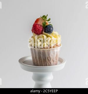 Biscuit süße Himbeeren, Erdbeeren und Blaubeeren Muffins auf weiß. Stockfoto