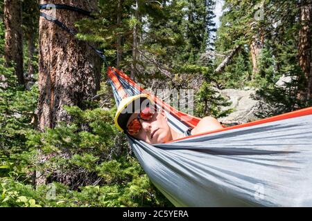 Entspannen in einer Hängematte am Crater Lake, Granby Colorado USA Stockfoto