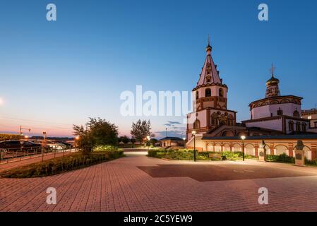 Russland, Irkutsk - 30. Juni 2020: Die Kathedrale der Erscheinung des Herrn. Orthodoxe Kirche, katholische Kirche in Sonnenuntergang mit Pflastersteinen Stockfoto