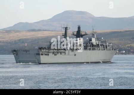 HMS Bulwark (L15), ein Landeplattformdock der Royal Navy der Albion-Klasse (LPD), der auf dem Clyde zur Übung Joint Warrior 12 eintrifft. Stockfoto