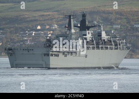 HMS Bulwark (L15), ein Landeplattformdock der Royal Navy der Albion-Klasse (LPD), der auf dem Clyde zur Übung Joint Warrior 12 eintrifft. Stockfoto