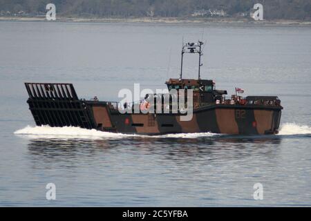 9739 (B2), eine LCU Mk.10, die von HMS Bulwark (L15) aus eingesetzt wurde, und am Start der Übung Joint Warrior 12 vorbei kam. Stockfoto