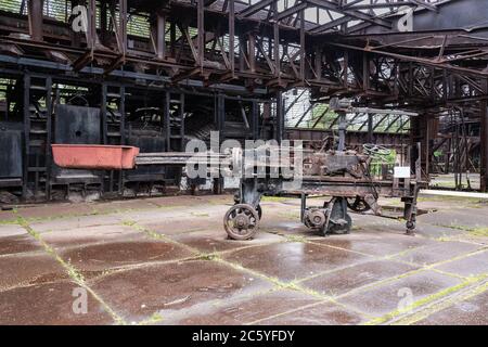 Offener Feuerofen in Werkstatt auf Old Mining und metallurgische Anlage Stockfoto