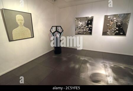 London, Großbritannien. Juli 2020. Während der Ausstellung werden Kunstwerke von Anthony James gezeigt.die Opera Gallery der New Bond Street wird mit der Masterpiece Exhibition wieder eröffnet. Die neue Ausstellung zeigt einige der größten Namen der zeitgenössischen Kunst, darunter Werke von Damien Hirst, Andy Warhol und Fernando Botero sowie eine Reihe neuer Kunstwerke, die während der Sperre des weltberühmten Lichtbildhauers Anthony James entstanden sind. Kredit: SOPA Images Limited/Alamy Live Nachrichten Stockfoto