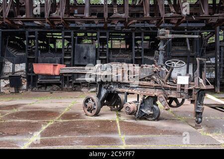 Offener Feuerofen in Werkstatt auf Old Mining und metallurgische Anlage Stockfoto