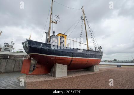 Ein altes, stählerne Fischerboot auf dem Display. Im ethnographischen Gehöft in Neringa, Litauen. Stockfoto