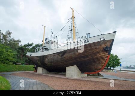 Das historische Kolyma Holzfischerboot. Im ethnographischen Gehöft in Neringa, Litauen. Stockfoto