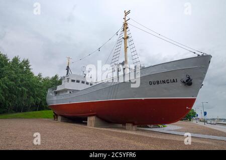 Das stählerne sowjetische Fischerboot, Dubingiai. Im ethnographischen Gehöft in Neringa, Litauen. Stockfoto