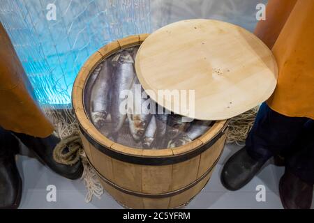 Eine Nachbildung eines typischen Fischfangs. Im ethnographischen Gehöft in Neringa, Litauen. Stockfoto