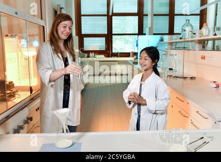 03. Juli 2020, Berlin: Lebensmittelchemikerin und Wissenschaftlerin Viktoria Ganß (l) und Nhung, 12 Jahre alt, untersuchen Lebensmittel und führen Experimente während der Dreharbeiten für die Serie „Küchenkrimi - dem Essen auf der Spur“ im NatLab der FU Berlin durch. Die Serie wird von rbb produziert und ab dem 21. September 2020 auf der KIKA ausgestrahlt. Drei Detectives Elisabeth (11), Ole (12) und Nhung (12) sind Verbrechen auf der Spur. Die Tatorte wechseln zwischen Eiscreme, Burgern, Fischstäbchen, Pizza und anderen. Die Kinder müssen Fragen beantworten: Wo kommt das Essen her Stockfoto