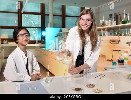 03. Juli 2020, Berlin: Lebensmittelchemikerin und Wissenschaftlerin Viktoria Ganß (r) und Nhung, 12 Jahre alt, untersuchen Lebensmittel und führen Experimente während der Dreharbeiten für die Serie „Küchenkrimi - dem Essen auf der Spur“ im NatLab der FU Berlin durch. Die Serie wird von rbb produziert und ab dem 21. September 2020 auf der KIKA ausgestrahlt. Drei Detectives Elisabeth (11), Ole (12) und Nhung (12) sind Verbrechen auf der Spur. Die Tatorte wechseln zwischen Eiscreme, Burgern, Fischstäbchen, Pizza und anderen. Die Kinder müssen Fragen beantworten: Wo kommt das Essen her Stockfoto