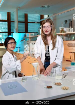 03. Juli 2020, Berlin: Lebensmittelchemikerin und Wissenschaftlerin Viktoria Ganß (r) und Nhung, 12 Jahre alt, untersuchen Lebensmittel und führen Experimente während der Dreharbeiten für die Serie „Küchenkrimi - dem Essen auf der Spur“ im NatLab der FU Berlin durch. Die Serie wird von rbb produziert und ab dem 21. September 2020 auf der KIKA ausgestrahlt. Drei Detectives Elisabeth (11), Ole (12) und Nhung (12) sind Verbrechen auf der Spur. Die Tatorte wechseln zwischen Eiscreme, Burgern, Fischstäbchen, Pizza und anderen. Die Kinder müssen Fragen beantworten: Wo kommt das Essen her Stockfoto