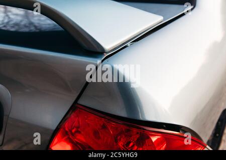 Die Heckklappe und die Heckleuchte des Fahrzeugs sind blau. Die Folgen eines Verkehrsunfalls. Nahaufnahme Stockfoto