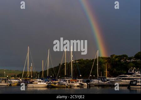 Kinsale, West Cork, Irland. Juli 2020. Ein Regenbogen scheint heute Morgen auf Booten in Castlepark Marina, Kinsale, zu enden, als Auftakt zu einem Tag voller Sonnenschein und Duschen. Quelle: AG News/Alamy Live News Stockfoto