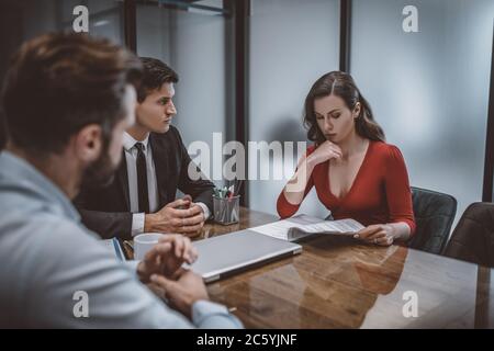 Ehepartner und Anwalt versuchen, eine schwierige Situation zu lösen Stockfoto