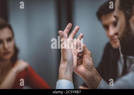 Mann, der seinen Ehering los wird Stockfoto