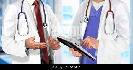 Fachärzte mit Diskussion über den Zustand des Patienten Stockfoto