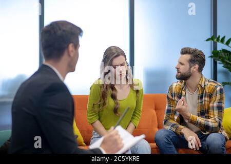 Ein Paar, das während einer Psychotherapie-Sitzung ein Argument hat Stockfoto