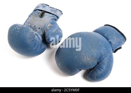 Alte Boxhandschuhe auf weißem Hintergrund Stockfoto