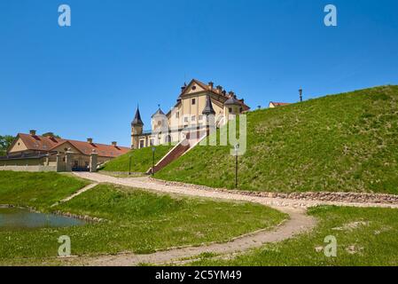 Nesvizh, Weißrussland - 12. Juni 2020: Nesvizh Schloss im Sommertag mit blauem Himmel. Tourismus-Wahrzeichen in Weißrussland, Kulturdenkmal, alte Festung Stockfoto