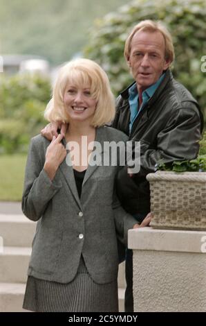 ARCHIV: LONDON, UK: 20. Juni 1988: Paul Hogan & Linda Kozlowski in London zur Förderung von Crocodile Dundee II. Datei Foto © Paul Smith/Featureflash Stockfoto