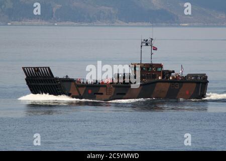 9737 (B3), ein LCU Mk.10, der von HMS Bulwark (L15) aus eingesetzt wurde, und am Start der Übung Joint Warrior 12 vorbei kam. Stockfoto