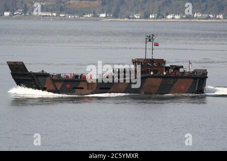 9737 (B3), ein LCU Mk.10, der von HMS Bulwark (L15) aus eingesetzt wurde, und am Start der Übung Joint Warrior 12 vorbei kam. Stockfoto