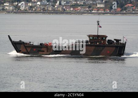 9737 (B3), ein LCU Mk.10, der von HMS Bulwark (L15) aus eingesetzt wurde, und am Start der Übung Joint Warrior 12 vorbei kam. Stockfoto