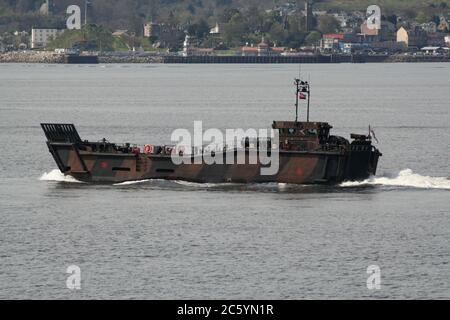 9737 (B3), ein LCU Mk.10, der von HMS Bulwark (L15) aus eingesetzt wurde, und am Start der Übung Joint Warrior 12 vorbei kam. Stockfoto