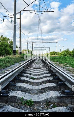 Die Bahnlinie teilt sich in zwei Gleise und geht in die Ferne Stockfoto