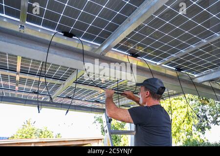 Installation von halbtransparenten Solarmodulen Stockfoto