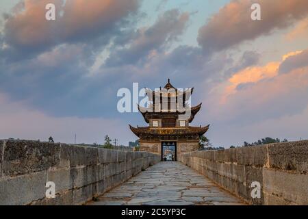 Shuanglong Brücke, auch als Doppel-Drachenbrücke bekannt, eine alte Brücke in Yunnan, Provinz, China. Stockfoto
