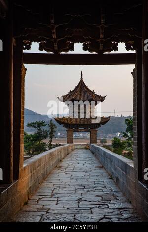 Shuanglong Brücke, auch als Doppel-Drachenbrücke bekannt, eine alte Brücke in Yunnan, Provinz, China. Stockfoto