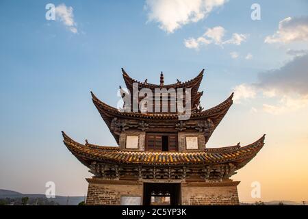 Shuanglong Brücke, auch als Doppel-Drachenbrücke bekannt, eine alte Brücke in Yunnan, Provinz, China. Stockfoto