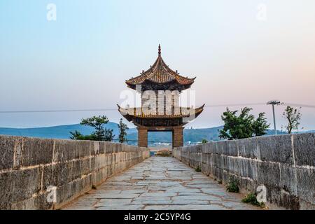 Shuanglong Brücke, auch als Doppel-Drachenbrücke bekannt, eine alte Brücke in Yunnan, Provinz, China. Stockfoto