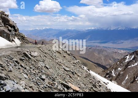 Touristen gehen auf einem der zweithöchsten Pass der Welt, Tanglang la Pass, Leh Stockfoto