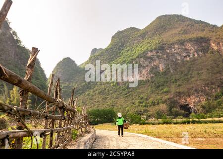 Bamei Dorf, ein verstecktes Dorf in den Bergen in der Provinz Yunnan, China. Stockfoto