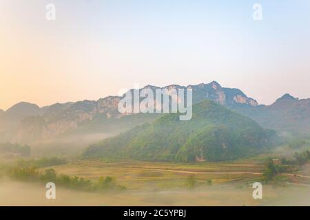 Bamei Dorf, ein verstecktes Dorf in den Bergen in der Provinz Yunnan, China. Stockfoto