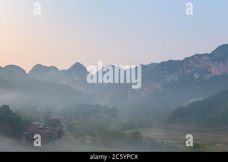 Bamei Dorf, ein verstecktes Dorf in den Bergen in der Provinz Yunnan, China. Stockfoto