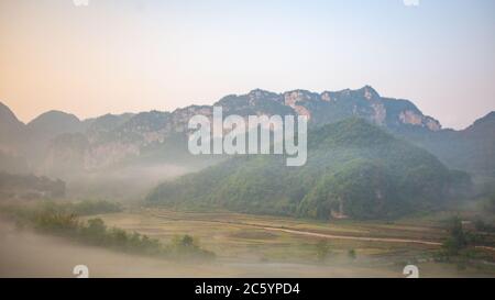 Bamei Dorf, ein verstecktes Dorf in den Bergen in der Provinz Yunnan, China. Stockfoto