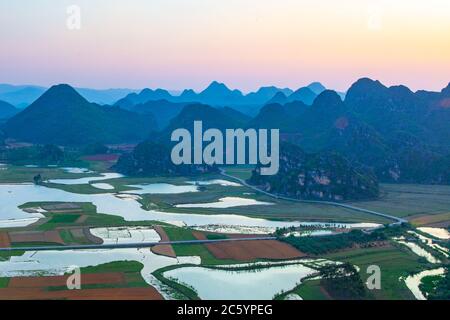 Puzhehei, typische Karstlandschaft in der Provinz Yunnan, bei Sonnenuntergang. Stockfoto