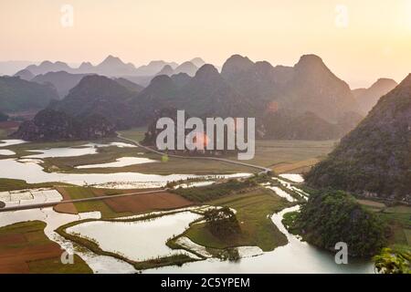 Puzhehei, typische Karstlandschaft in der Provinz Yunnan, bei Sonnenuntergang. Stockfoto