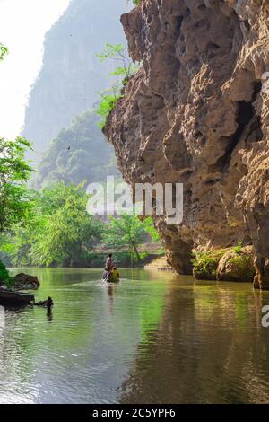 Der Höhleneingang des Dorfes Bamei, ein verstecktes Dorf in den Bergen der Provinz Yunnan, mit einem Boot nach innen und außen. Stockfoto