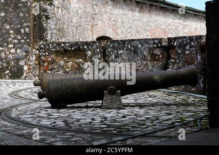 Blick auf den Innenhof mit Kanonen der Festung Citadelle la ferriere bei Cap Haitien, Haiti. Stockfoto