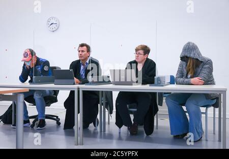 Hamburg, Deutschland. Juli 2020. Der Angeklagte (l), der Angeklagte (r) und ihre Verteidiger, Andreas Thiel (2. V.l.) und Britta Eder, sitzen im Gerichtssaal des Landgerichts Altona. Der Prozess gegen den ehemaligen Münchner Polizeibeamten, der bei einer Demonstration auf dem G20-Gipfel in Hamburg 2017 Bierdosen auf Kollegen geworfen haben soll, endete am Montag mit einem Freispruch für die Angeklagten. Quelle: Christian Charisius/dpa/Alamy Live News Stockfoto