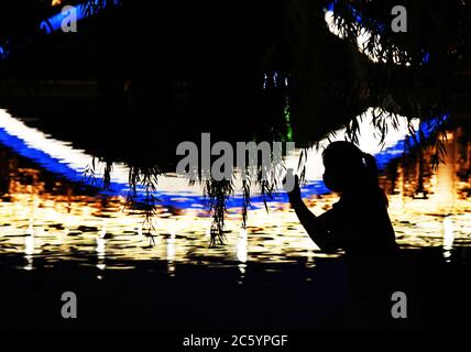 Jinan, Chinas Provinz Shandong. Juni 2020. Ein Besucher fotografiert am malerischen Ort Daming Lake bei Nacht in Jinan, der Hauptstadt der ostchinesischen Provinz Shandong, 30. Juni 2020. Quelle: Wang Kai/Xinhua/Alamy Live News Stockfoto