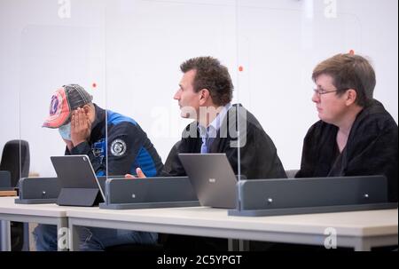 Hamburg, Deutschland. Juli 2020. Der Angeklagte (l) und die Verteidiger Andreas Thiel und Britta Eder sitzen im Gerichtssaal des Amtsgerichts Altona. Der Prozess gegen den ehemaligen Münchner Polizeibeamten, der bei einer Demonstration auf dem G20-Gipfel in Hamburg 2017 zusammen mit seiner Bekannten Bierdosen auf Kollegen geworfen haben soll, endete am Montag mit einem Freispruch für die Angeklagten. Quelle: Christian Charisius/dpa/Alamy Live News Stockfoto