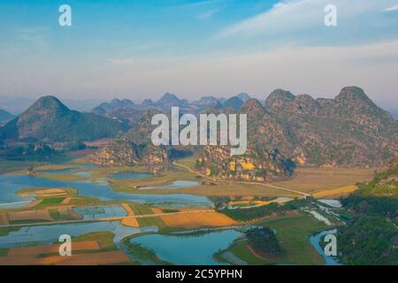 Puzhehei, typische Karstlandschaft in der Provinz Yunnan, bei Sonnenuntergang. Stockfoto