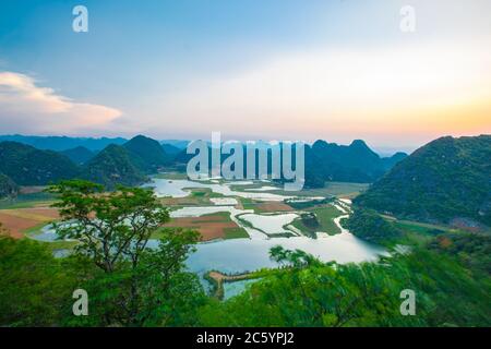 Puzhehei, typische Karstlandschaft in der Provinz Yunnan, bei Sonnenuntergang. Stockfoto